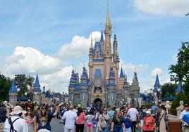 Decenas de personas caminan frente al palacio del parque temático Magic Kingdom en Lake Buena Vista, en Florida