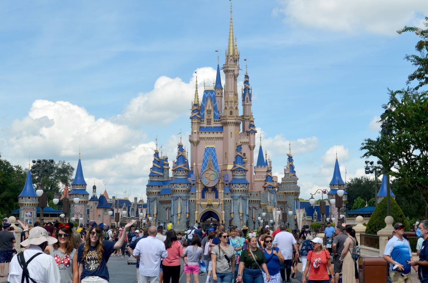 Decenas de personas caminan frente al palacio del parque temático Magic Kingdom en Lake Buena Vista, en Florida