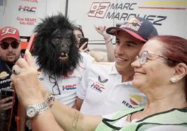 Marc Márquez se fotografía con unos aficionados durante su visita a Jerez.
