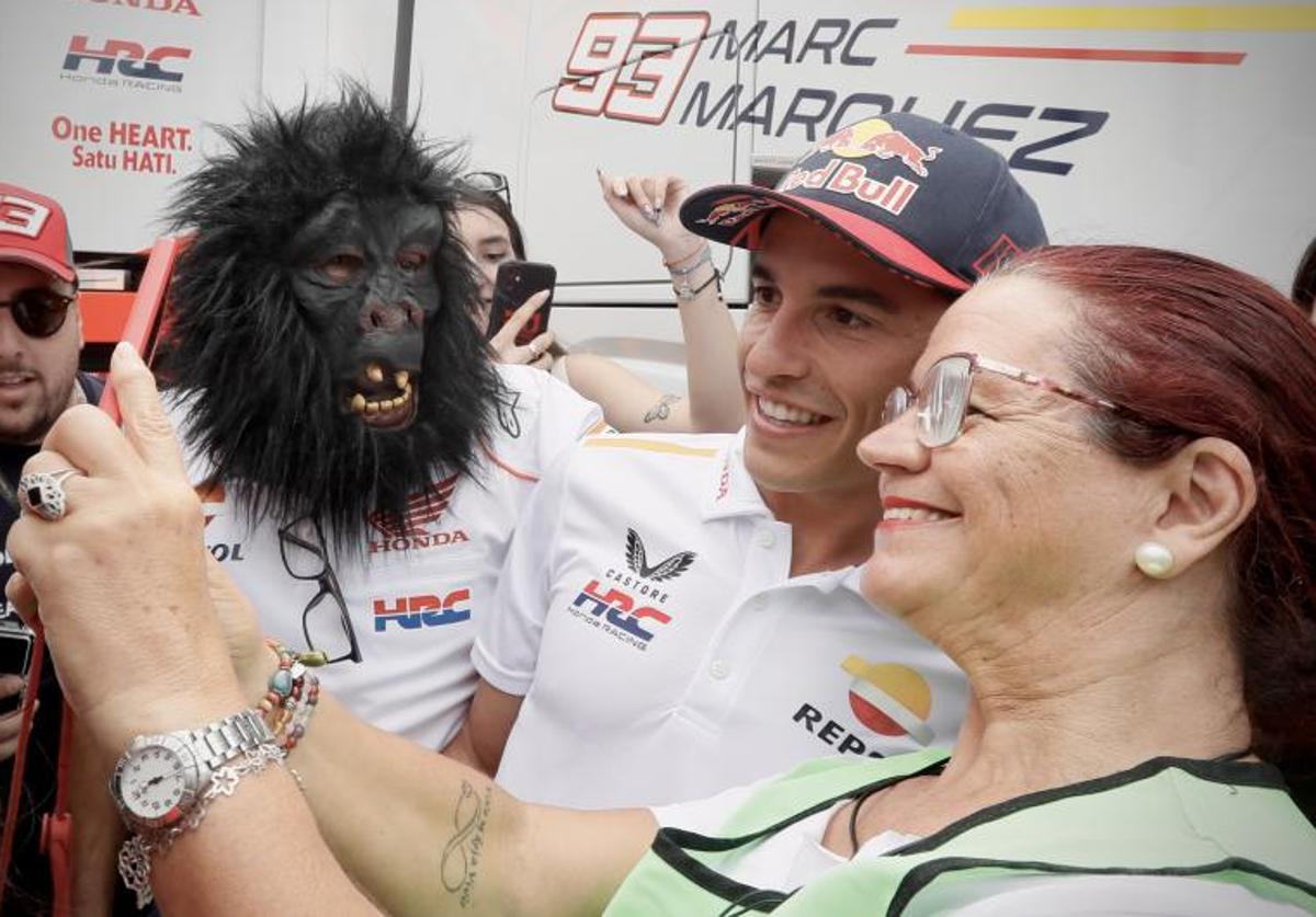 Marc Márquez se fotografía con unos aficionados durante su visita a Jerez.