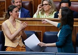 Las ministras de Igualdad, Irene Montero (i) y de Derechos Sociales y Agenda 2030, Ione Belarradurante el pleno celebrado, este jueves, en el Congreso de los Diputados.