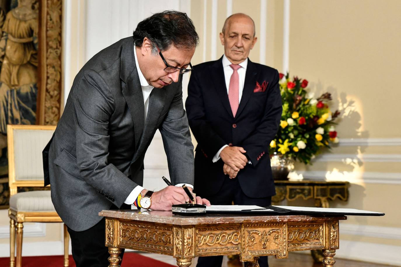 El presidente de Colombia, Gustavo Petro, firma un documento junto al nuevo Consejero de Estado, Jorge Duque, en Bogotá