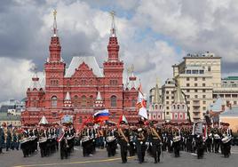 Los militares rusos marchan durante el Desfile de la Victoria de 2022 en Rusia