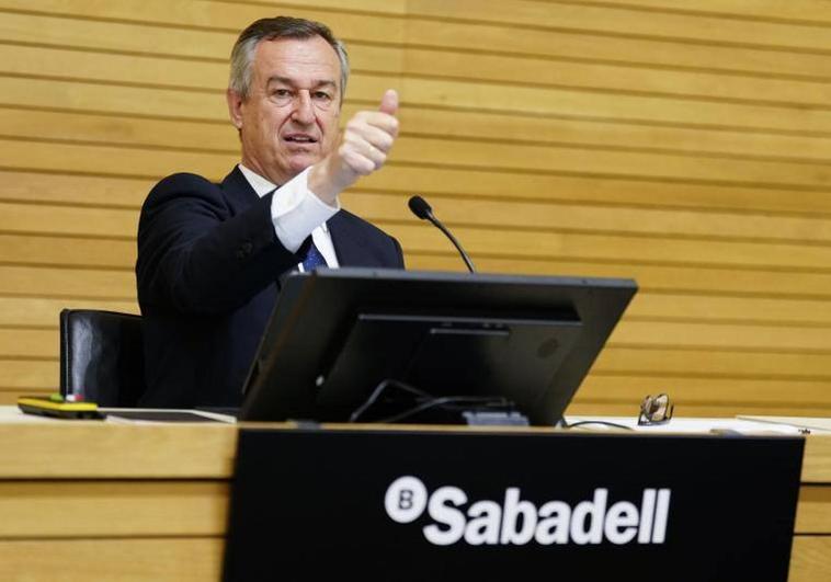 Sabadell gana 205 millones, un 4% menos, tras asumir el impuesto del Gobierno