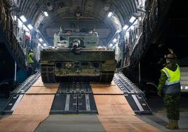 El primer carro de combate canadiense Leopard 2 donado a Ucrania