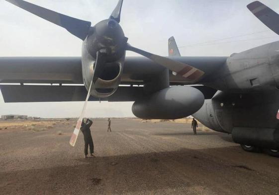 El avión turco atacado es inspeccionado en la base de Uadi Sayedna tras recibir varios disparos.