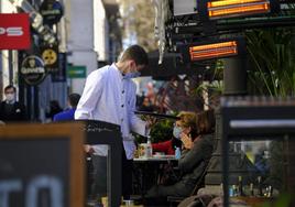 Un camarero en una terraza de Madrid.