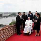 Francisco denuncia en su visita a Hungría el «infantilismo bélico» de la guerra en Ucrania