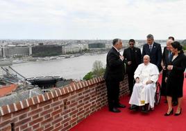 El papa junto al primer ministro húngaro, Viktor Orbán, y la presidenta, Katalin Novak, tras aterrizar este viernes en Budapest.