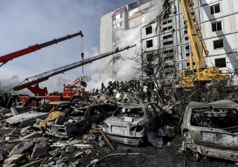 El edificio alcanzado en Umán quedó reducido a escombros y 33 coches resultaron destruidos.