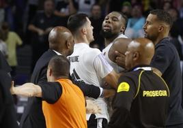 Guerschon Yabusele, sujetado por Alberto Abalde en el WiZink Center.