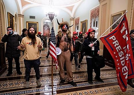 Imagen secundaria 1 - Evacuación de Kabul. | Los asaltantes toman los pasillos del Capitolio. | Zelenski, con Biden.