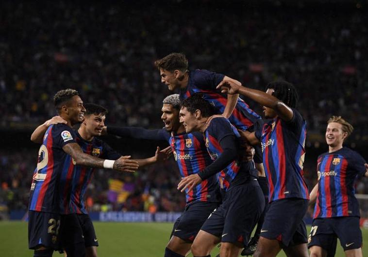 Los jugadores del Barça celebran el primer gol al Betis, marcado por Christensen.