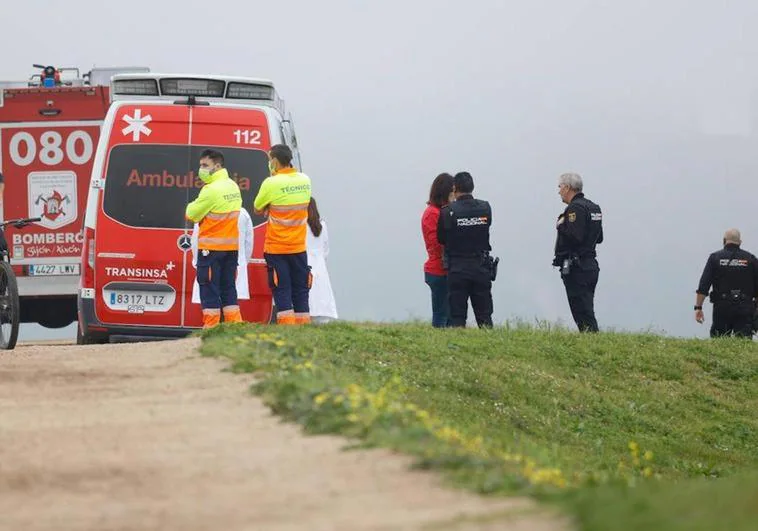 Equipo de sanitarios, bomberos y Policía Nacional en el Cerro de Santa Catalina.