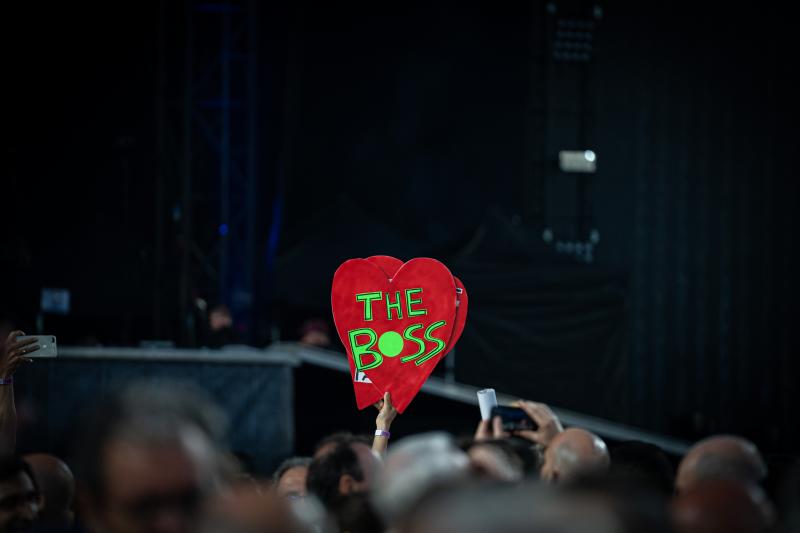Un asistente levanta un cartel en el que se puede leer: «The Boss», como le llaman sus seguidores.