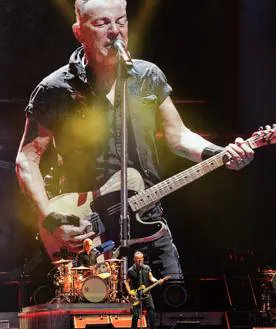 İkincil resim 2 - Üstteki resimde Bruce Springsteen (sağda), gitarist Steven Van Zandt ile birlikte;  Aşağıda, şarkıcının hayranlarının konser boyunca eksiksiz aktardığı genel bir görüntü;  son olarak dev ekranda ön planda şarkıcının görüntüsünün yer aldığı sahne.