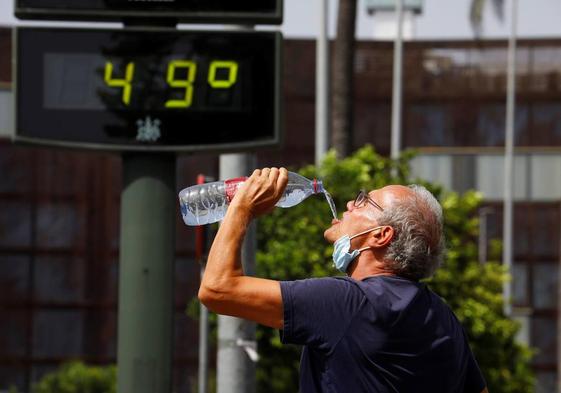 Un hombre se refresca en Córdoba el 10 de junio de 2022.