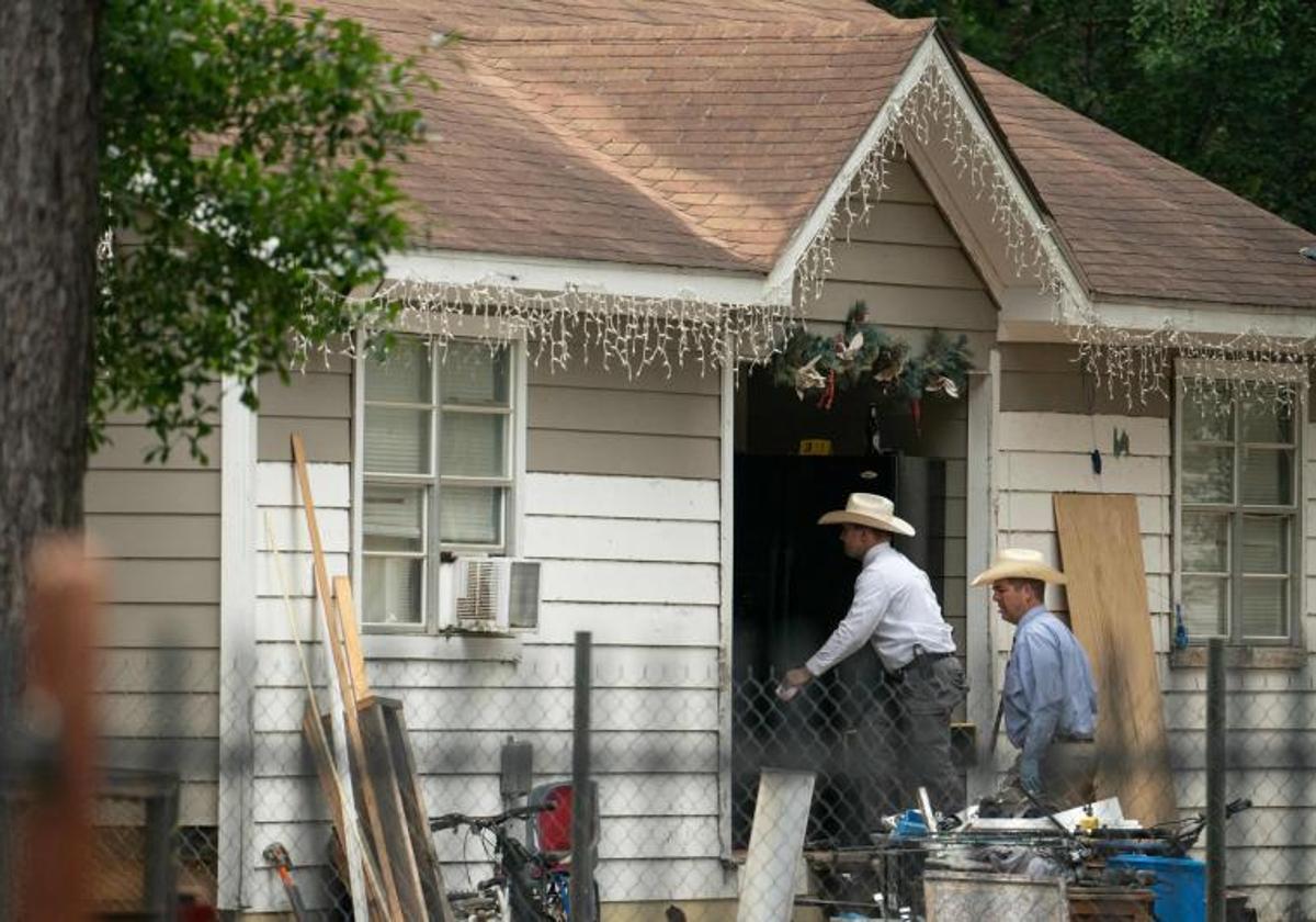 Agentes acuden a la vivienda de Cleveland, en Texas, donde cinco personas murieron tiroteadas la noche del viernes.