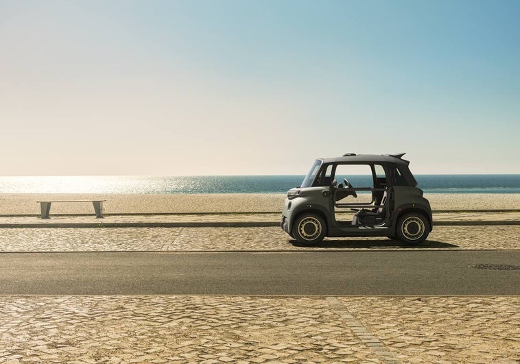 El pequeño vehículo eléctrico junto a la playa