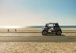 El pequeño vehículo eléctrico junto a la playa