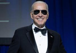 Biden se colocó las gafas oscuras para bromear con su alter ego, el personaje creado por sus críticos conservadores Dark Brandon
