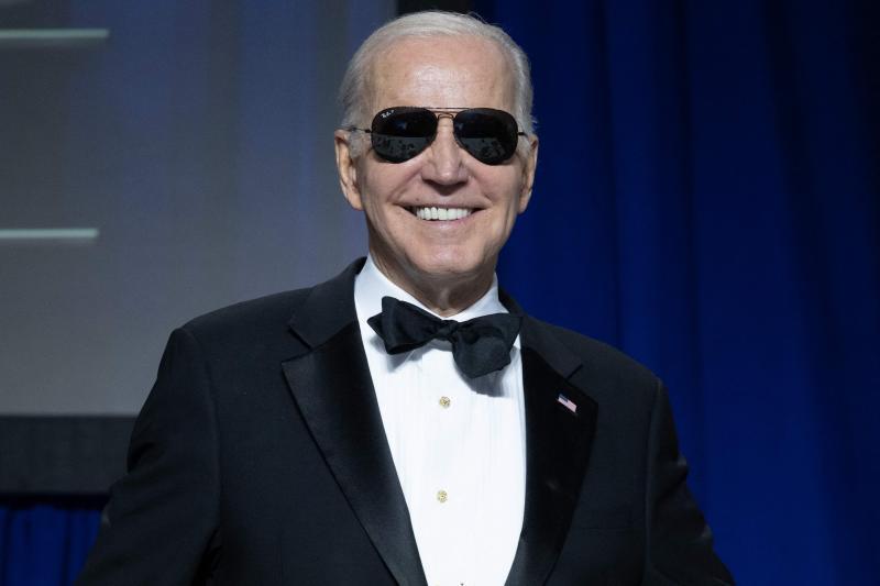 Biden se colocó las gafas oscuras para bromear con su alter ego, el personaje creado por sus críticos conservadores Dark Brandon