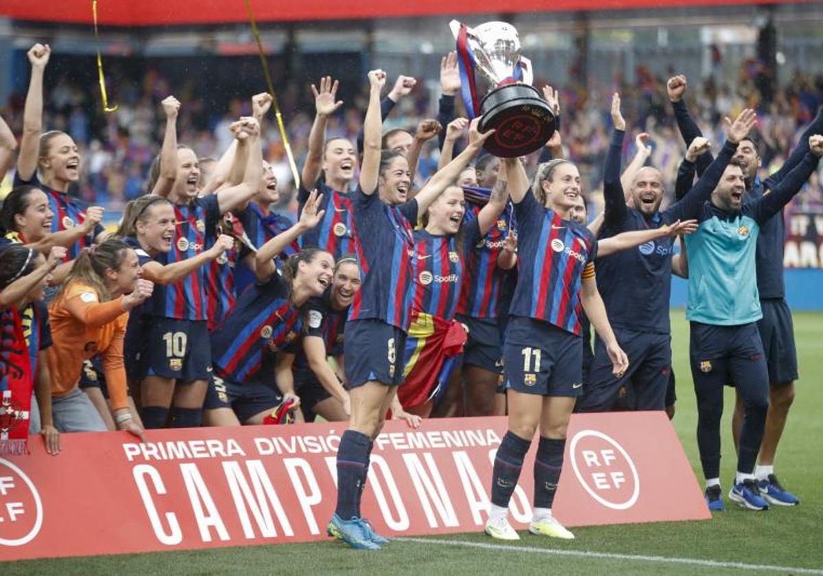 Las futbolistas del Barcelona, con Alexia Putellas levantando el trofeo (d) celebran la conquista de la Liga 2022-2023.