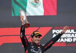Checo Pérez celebra su victoria en el GP de Azerbaiyán.