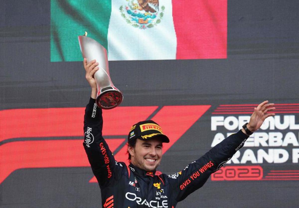 Checo Pérez celebra su victoria en el GP de Azerbaiyán.