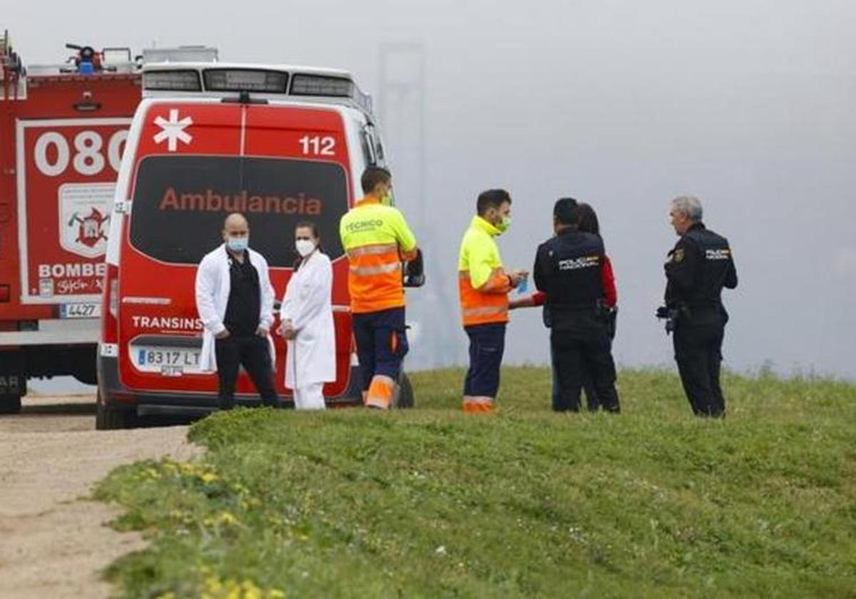 Bomberos, policías y sanitarios en el cerro de Santa Catalina, tras el hallazgo del cuerpo.