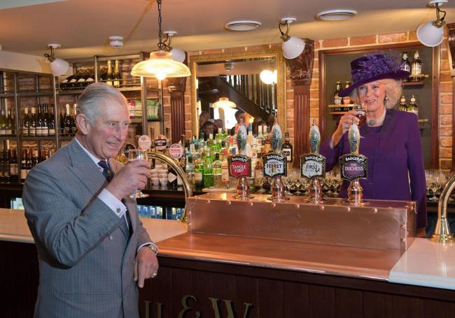 Carlos III y su esposa, Camila, durante una visita que realizaron a Poundbury en 2016.