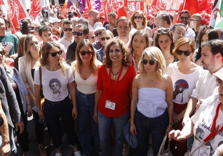 Imagen principal - Arriba, las ministras Irene Montero, María Jesús Montero, Yolanda Díaz y Alberto Garzón, hoy, en la manifestación del Primero de Mayo en Madrid. A la derecha, Los secretarios generales de CCOO, Unai Sordo, y UGT, Pepe Álvarez. A la izquierda, la cabeza de la manifestacion en Madrid.