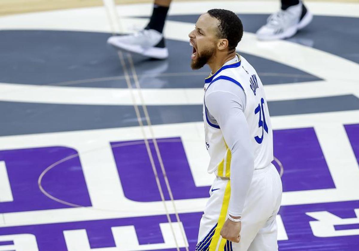 Stephen Curry, celebrando la victoria de los Warriors frente a Sacramento en el séptimo partido.