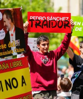 Imagen secundaria 2 - Manifestación convocada por Vox y su sindicato Solidaridad por el Primero de Mayo en el barrio de Chamberí, en Madrid.