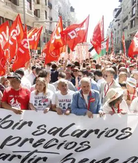Secondary image 2 - Above, the ministers Irene Montero, María Jesús Montero, Yolanda Díaz and Alberto Garzón, today, at the May Day demonstration in Madrid.  On the right, the general secretaries of CCOO, Unai Sordo, and UGT, Pepe Álvarez.  On the left, the head of the demonstration in Madrid.