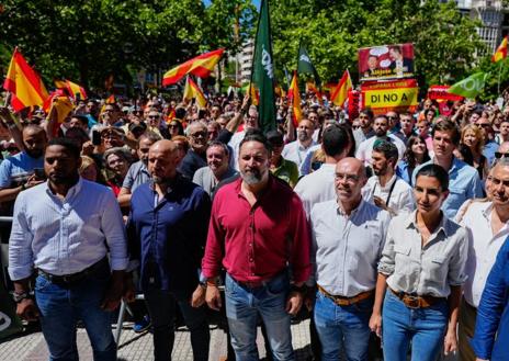 Imagen secundaria 1 - Manifestación convocada por Vox y su sindicato Solidaridad por el Primero de Mayo en el barrio de Chamberí, en Madrid.