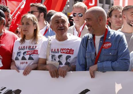 Imagen secundaria 1 - Arriba, las ministras Irene Montero, María Jesús Montero, Yolanda Díaz y Alberto Garzón, hoy, en la manifestación del Primero de Mayo en Madrid. A la derecha, Los secretarios generales de CCOO, Unai Sordo, y UGT, Pepe Álvarez. A la izquierda, la cabeza de la manifestacion en Madrid.