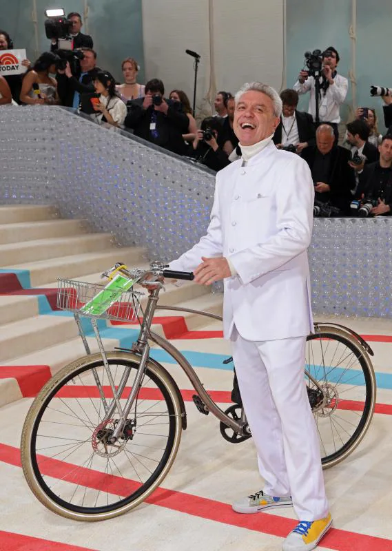 El músico David Byrne acudió a la gala con su inseparable bicicleta, una forma de protestar por la falta de seguridad que viven los ciclistas en Nueva York.