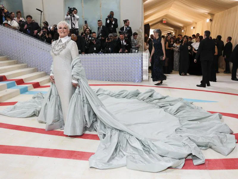 La actriz Glenn Close, con un espectacular diseño de Erdem. La cola era tan larga que necesitó la ayuda de cinco personas para subir las escaleras del Metropolitan Museo de Nueva York.