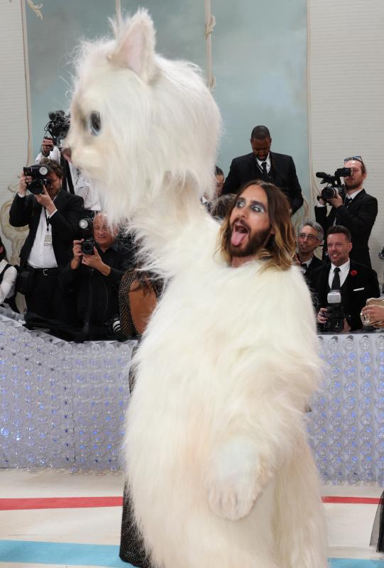 El actor y músico Jared Leto volvió a sorprender con su look. Esta vez acudió caracterizado de Choupette, el famoso gato de Karl Lagerfeld