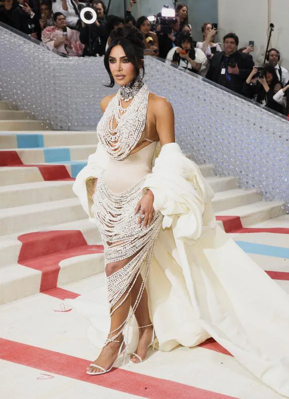 Kim Kardashian, con un look cuajado de hilos de perlas de Schiaparelli.