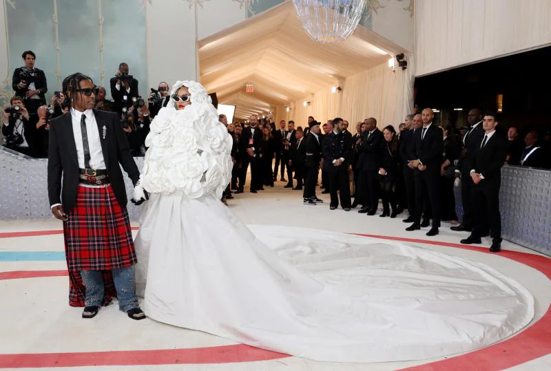 Rihanna, con un vestido blanco conjugado con una capa cuajada de camelias de Valentino Alta Costura. A$AP Rocky, un look de Gucci que estaba inspirado a su vez en uno que llevó el propio Karl Largerfeld en un desfile de Tokio en 2004.