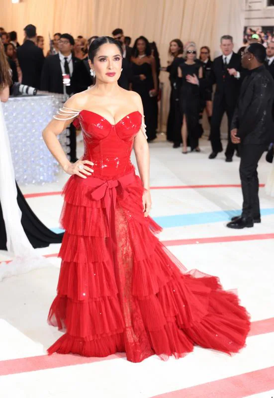 Salma Hayek, una de las invitadas más espectaculares de la noche, con este vestido rojo de Gucci.