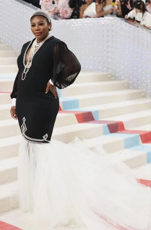 La extenista Serena Williams lució un traje bicolor ajustado de Gucci, con el que hizo publico que espera su segundo hijo.