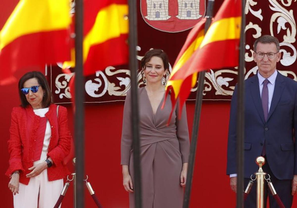 La presidenta de la Comunidad de Madrid, Isabel Díaz Ayuso, junto a la ministra de Defensa, Margarita Robles, y el líder del Partido Popular, Alberto Núñez Feijóo.