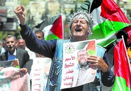 Cientos de palestinos protestaron en las calles de Naplusa por la muerte de Khader Adnan.