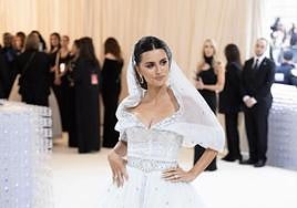 La actriz Penélope Cruz, musa de Karl Lagerfeld y una de las anfitrionas de la gala, con un imponente vestido de novia de Chanel de 1988.
