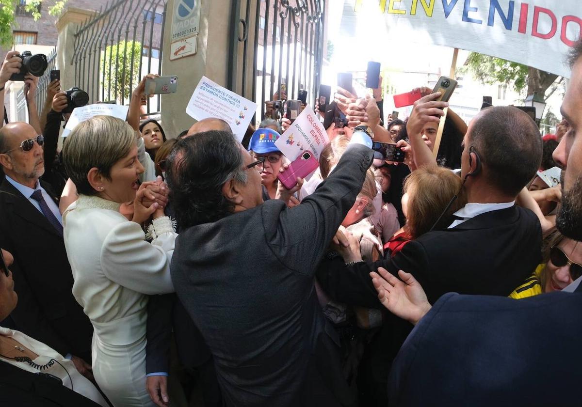 Gustavo Petro fue recibido por decenas de personas con pancartas de apoyo a su llegada a Madrid.