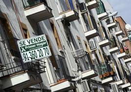 Un cartel de 'se vende' en una calle de Madrid.