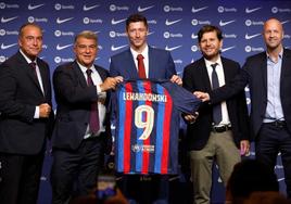 La cúpula deportiva del Barça, durante la presentación de Robert Lewandowski.